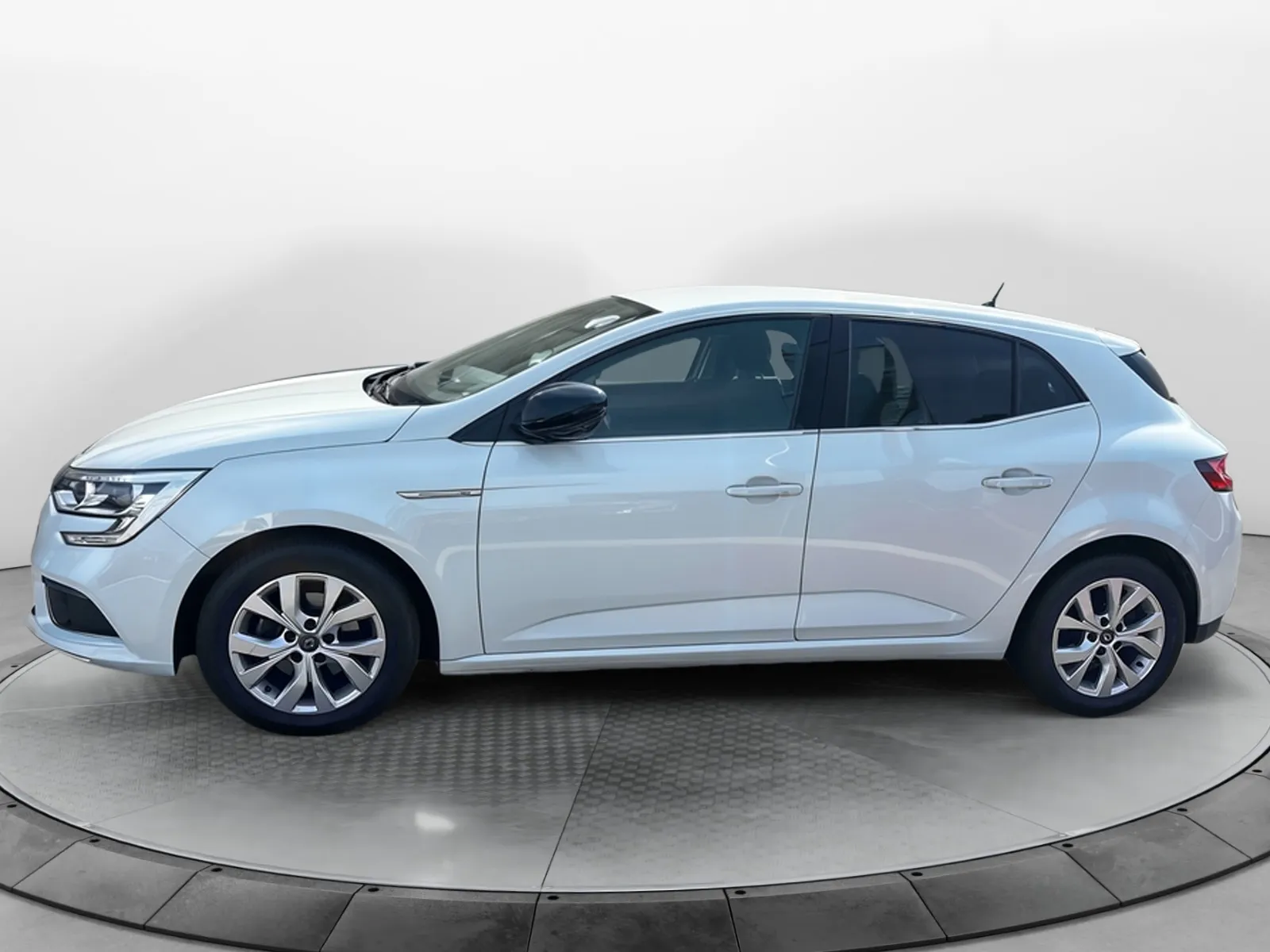 Acheter une renault Mégane IV Berline TCe 140 Energy EDC d’occasion avec 46029km disponible immédiatement - photo 2