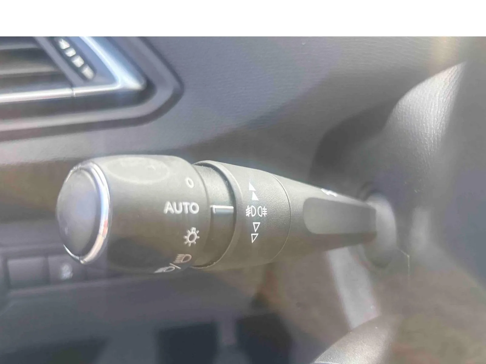 Acheter une peugeot 308 SW PureTech 110ch S&S BVM6 d’occasion avec 64850km disponible immédiatement - photo 27