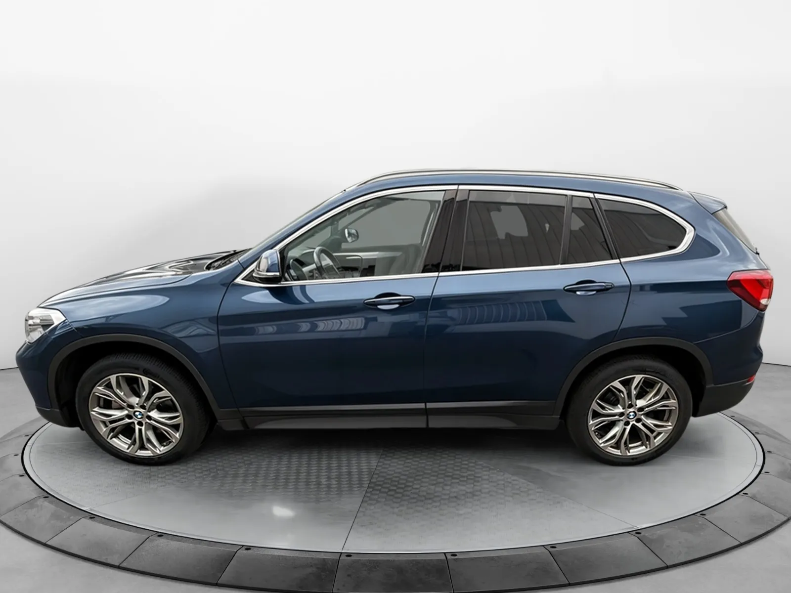 BMW X1 F48 LCI Business Design - photo 2