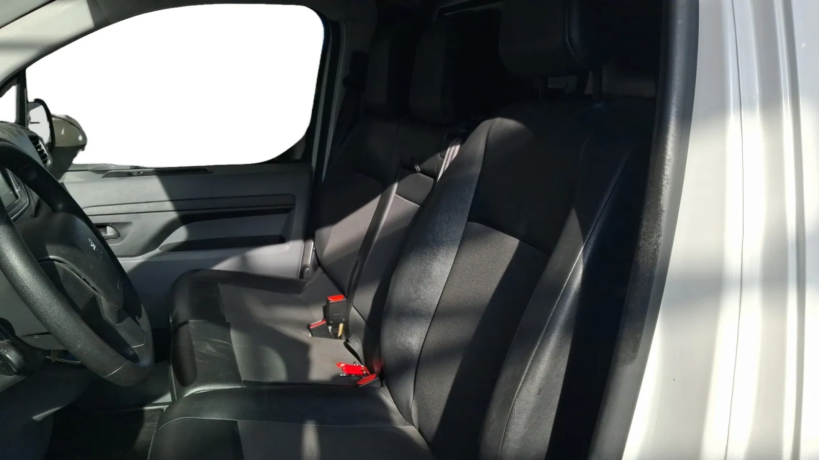 Acheter une peugeot EXPERT FGN TOLE STANDARD ELECTRIQUE 50KWH 136 d’occasion avec 55378km disponible immédiatement - photo 11