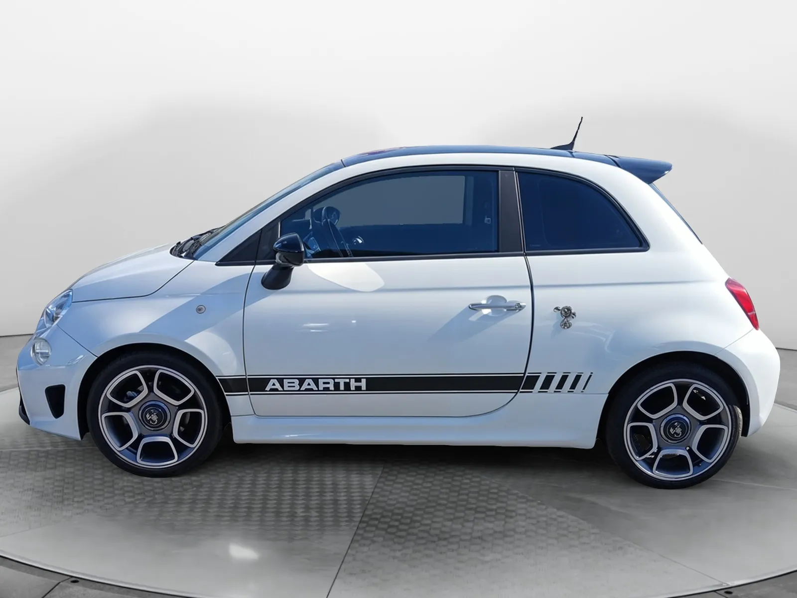 Acheter une abarth 595 1.4 Turbo 16V T-Jet 145 ch BVM5 d’occasion avec 59105km disponible immédiatement - photo 2