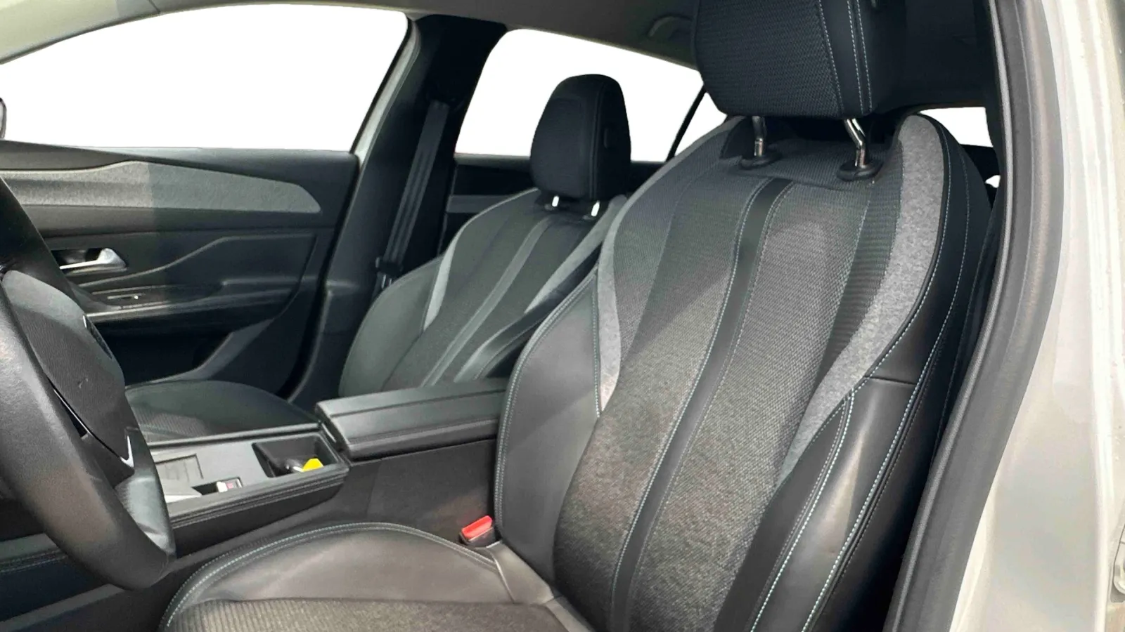 Acheter une peugeot 308 BlueHDi 130ch S&S EAT8 d’occasion avec 59576km disponible immédiatement - photo 11
