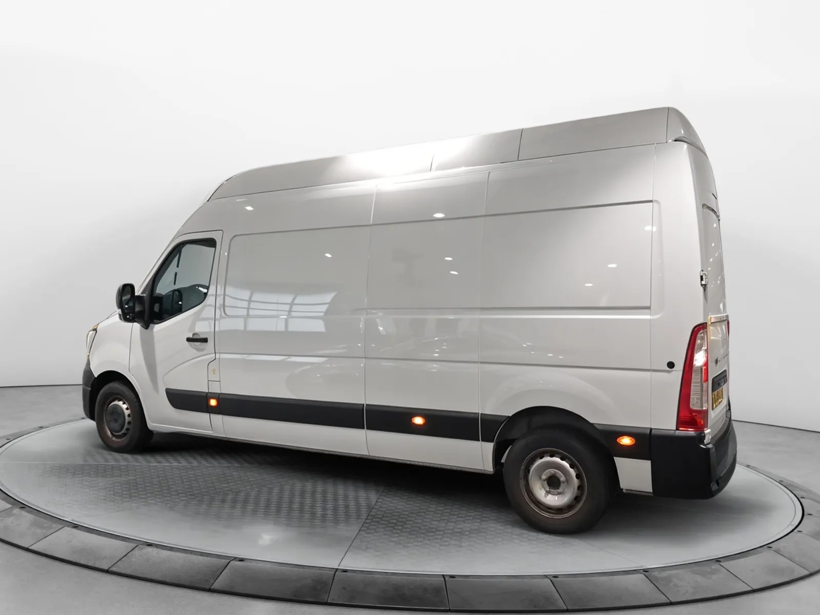 Acheter une renault MASTER FGN TRAC F3500 L3H3 BLUE DCI 135 d’occasion avec 21611km disponible immédiatement - photo 2