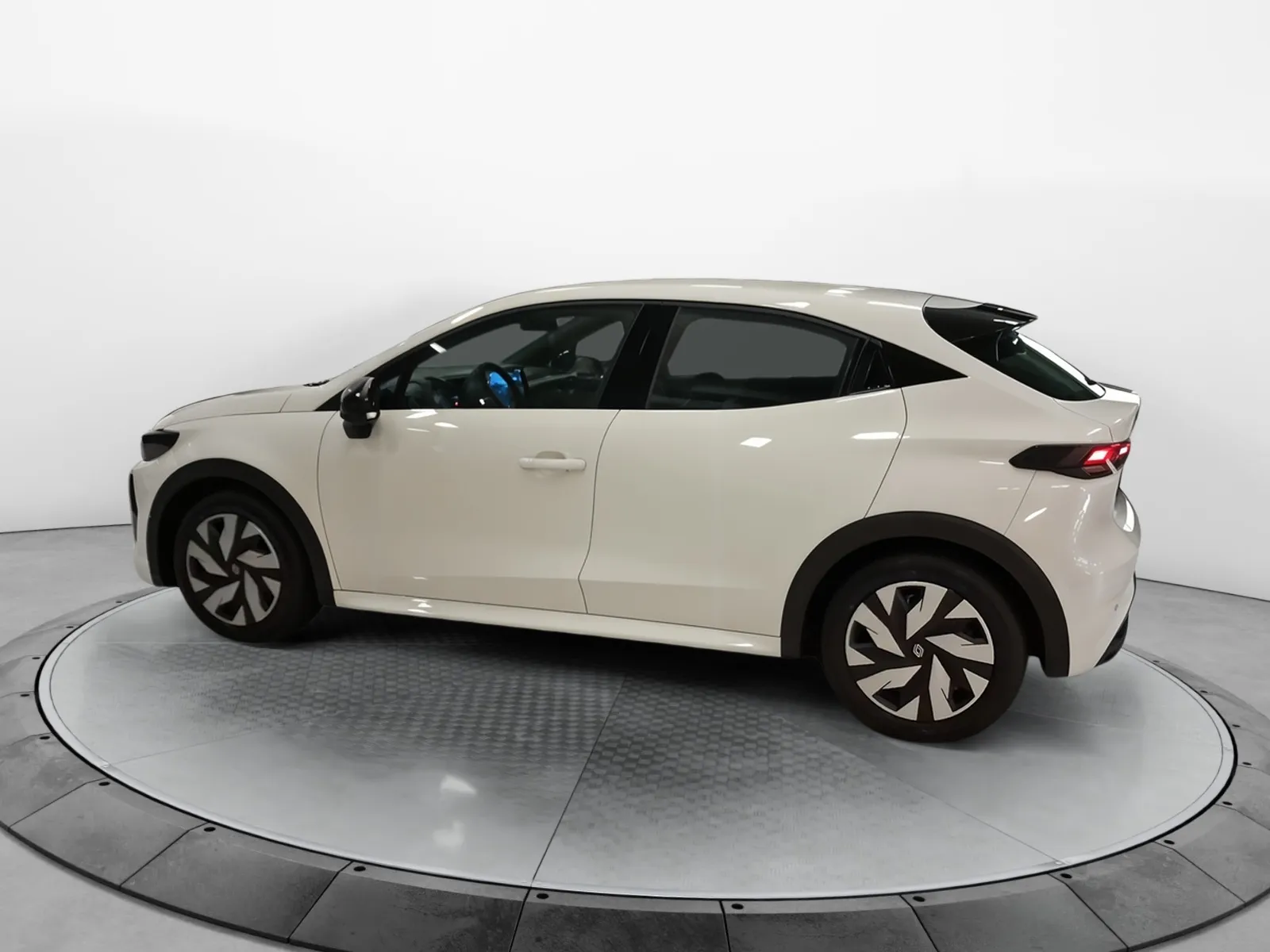 Acheter une renault Clio E-Tech full hybrid 160 ch d’occasion avec 10km disponible immédiatement - photo 2