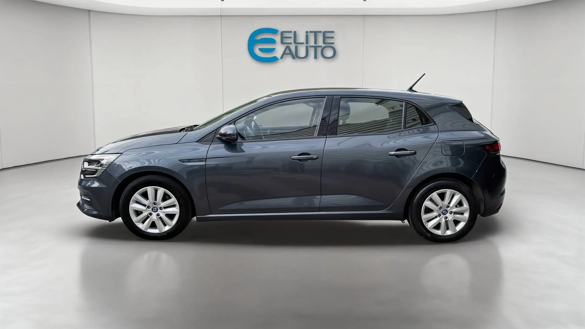 Acheter une renault Mégane IV Berline E-TECH Plug-In Hybride 160 - 21N d’occasion avec 31033km disponible immédiatement - photo 4