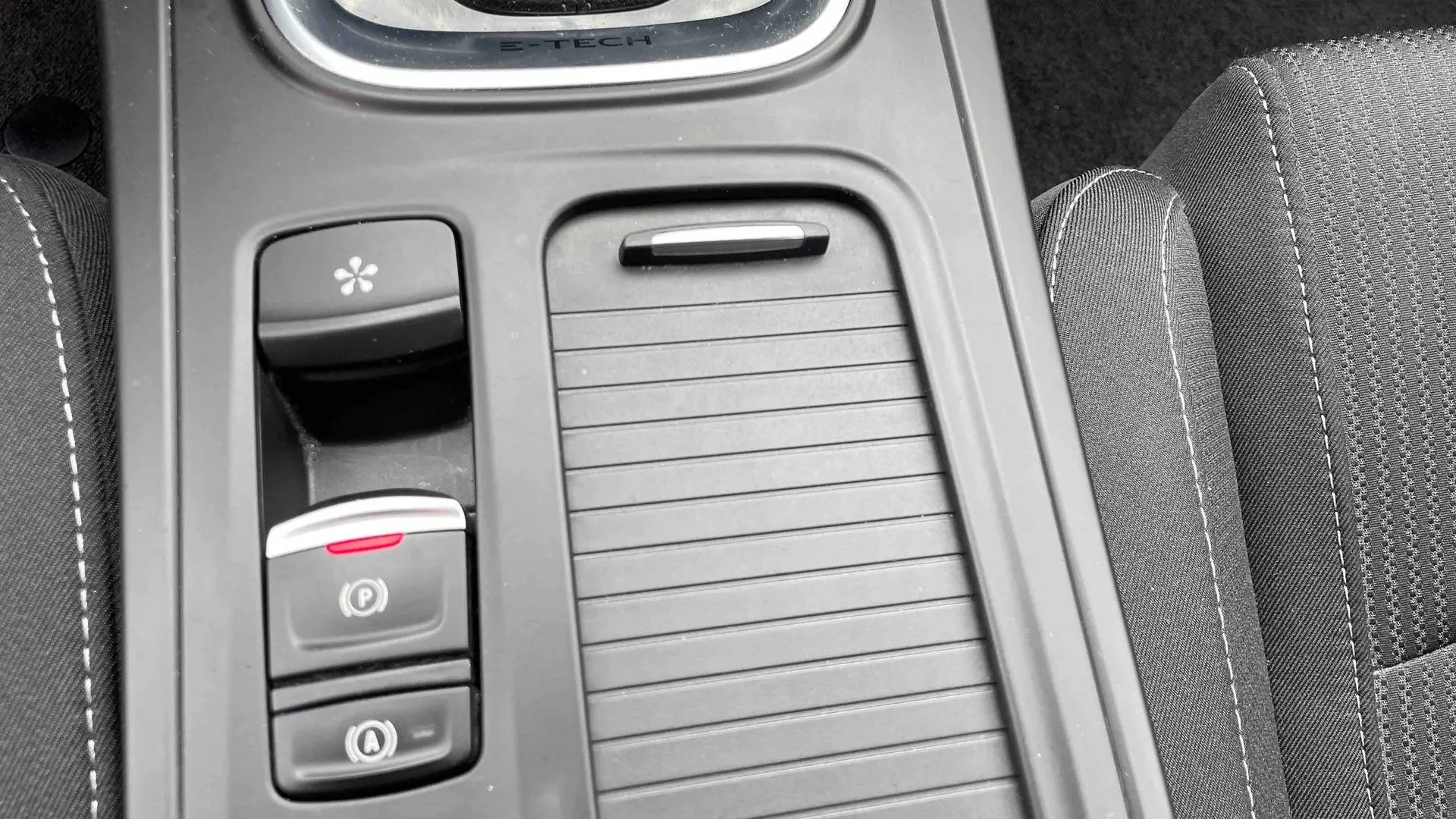 Acheter une renault Mégane IV Berline E-TECH Plug-In Hybride 160 - 21N d’occasion avec 31033km disponible immédiatement - photo 24