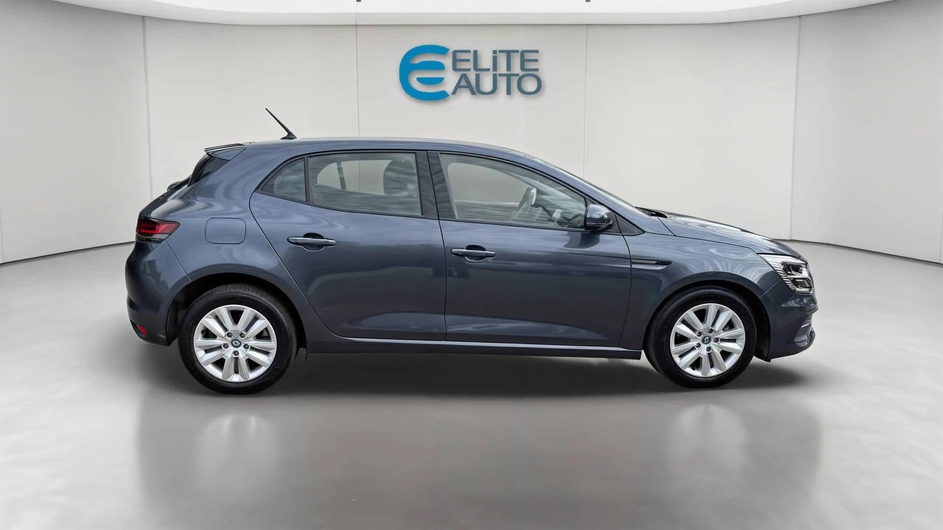 Acheter une renault Mégane IV Berline E-TECH Plug-In Hybride 160 - 21N d’occasion avec 31033km disponible immédiatement - photo 2