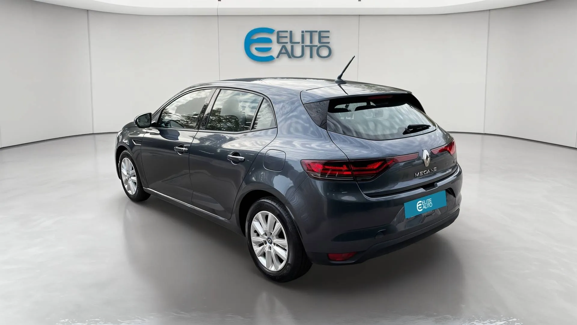 Acheter une renault Mégane IV Berline E-TECH Plug-In Hybride 160 - 21N d’occasion avec 31033km disponible immédiatement - photo 8