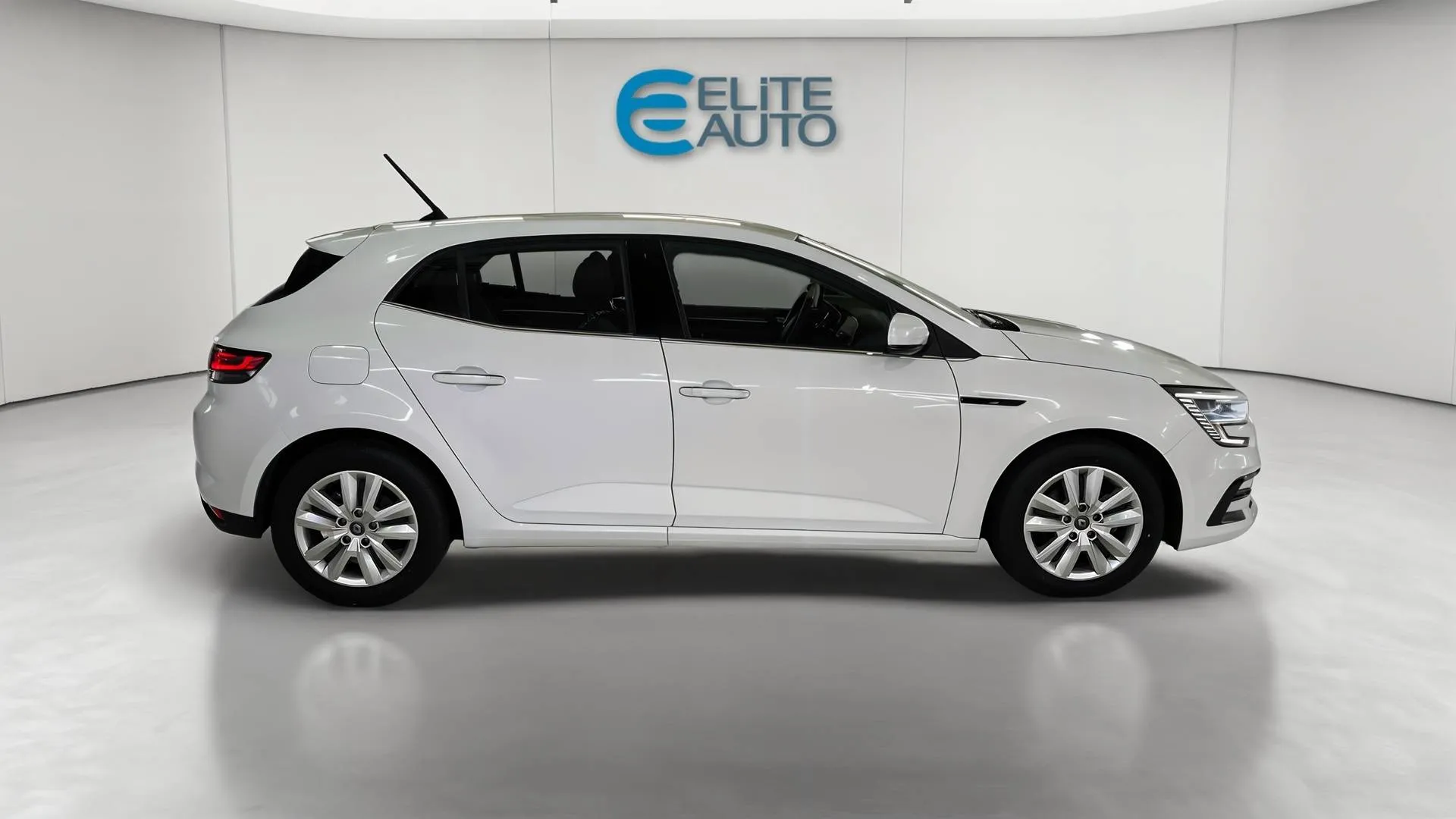 Acheter une renault Mégane IV Berline Blue dCi 115 - 20 d’occasion avec 71392km disponible immédiatement - photo 2