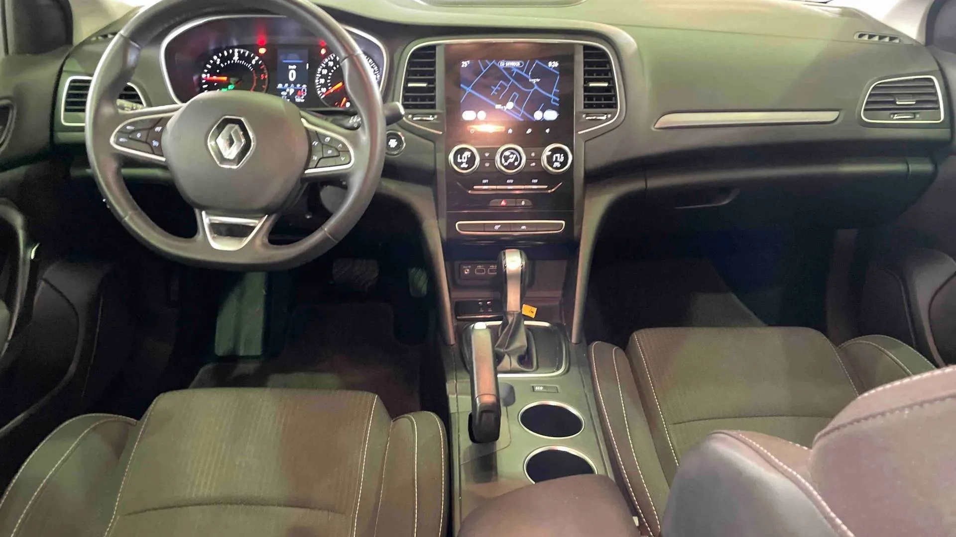 Acheter une renault Mégane IV Berline Blue dCi 115 EDC - 21N d’occasion avec 95614km disponible immédiatement - photo 9
