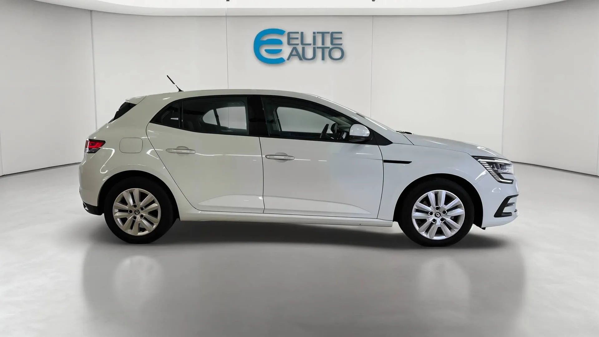 Acheter une renault Mégane IV Berline Blue dCi 115 EDC - 21N d’occasion avec 95614km disponible immédiatement - photo 2