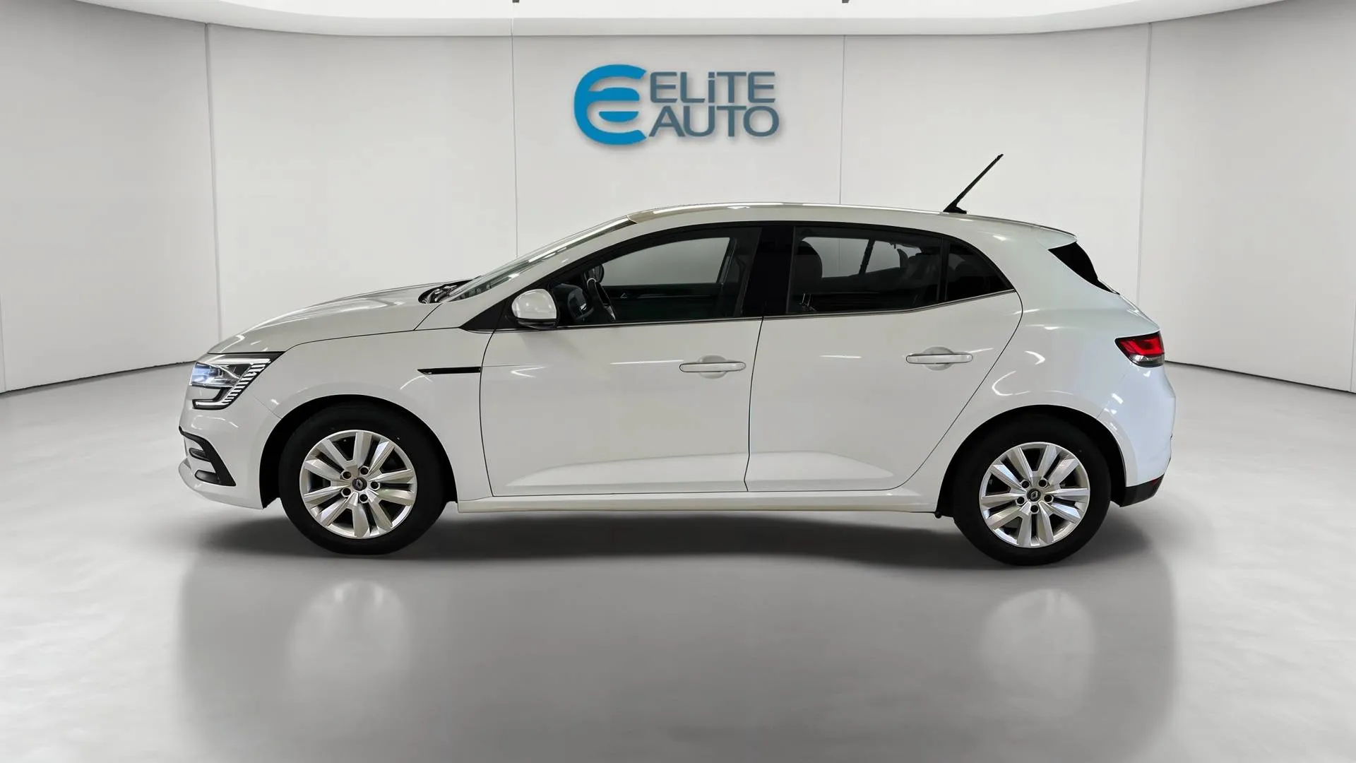 Acheter une renault Mégane IV Berline Blue dCi 115 - 20 d’occasion avec 71392km disponible immédiatement - photo 4