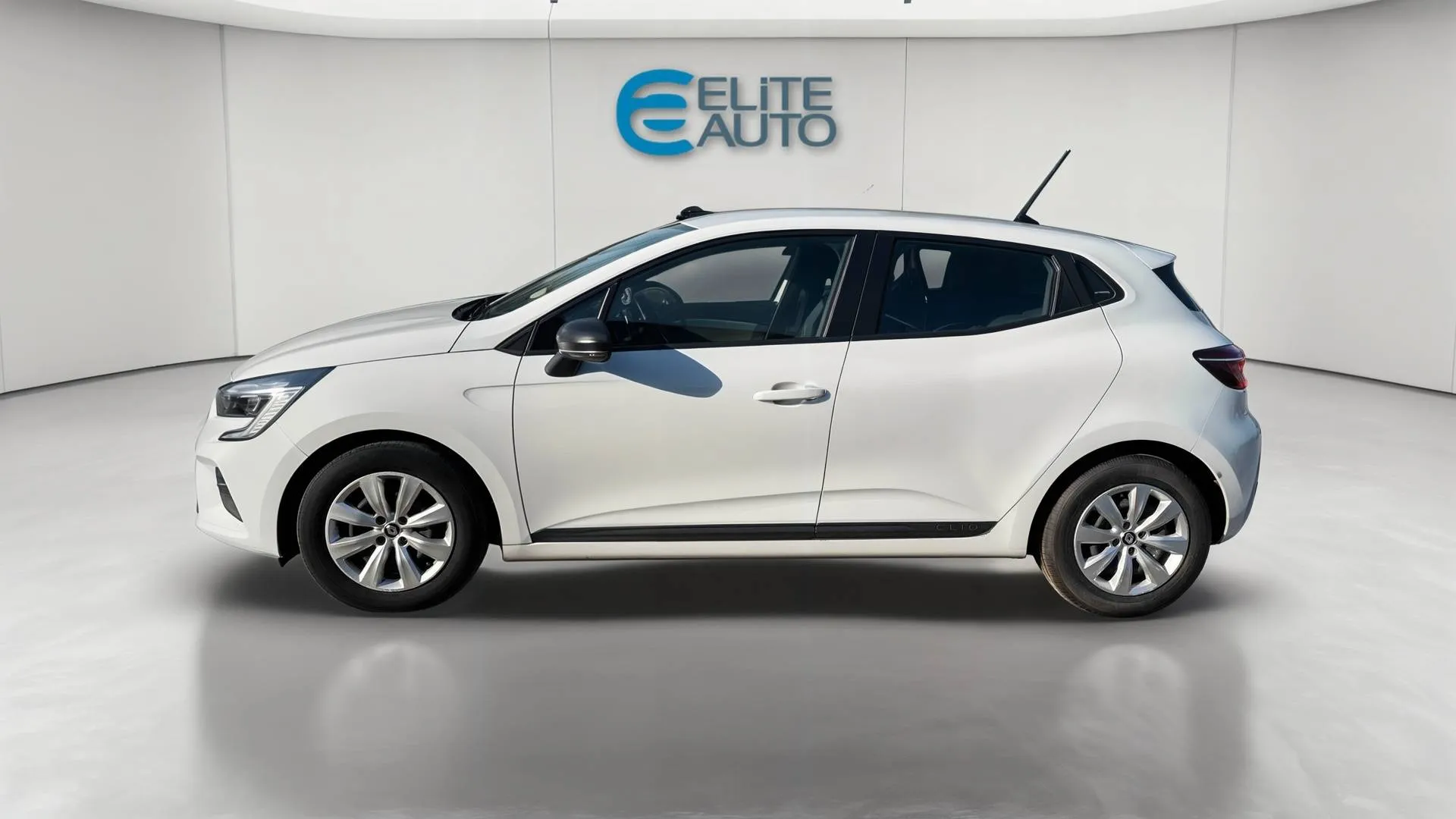 Acheter une renault CLIO SOCIETE BLUE DCI 85 d’occasion avec 57383km disponible immédiatement - photo 4