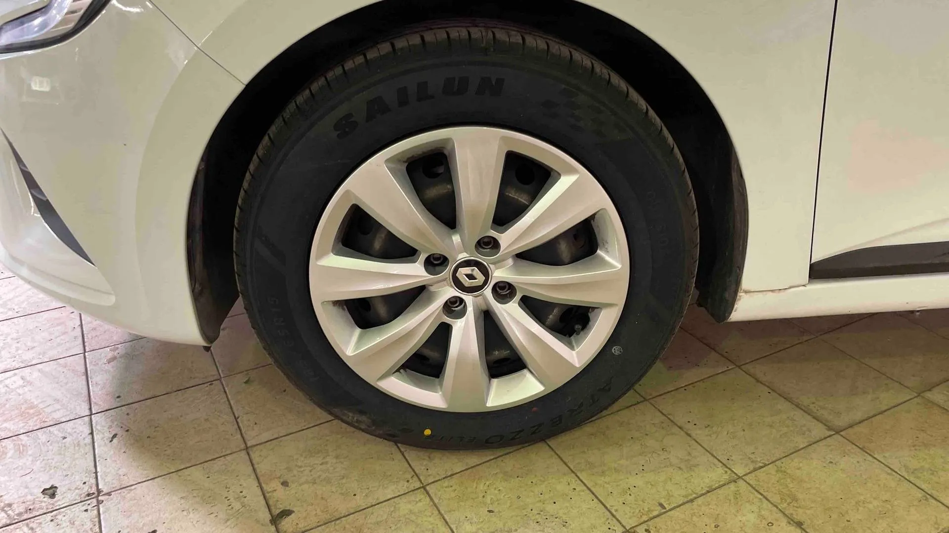 Acheter une renault CLIO SOCIETE BLUE DCI 85 d’occasion avec 94525km disponible immédiatement - photo 27
