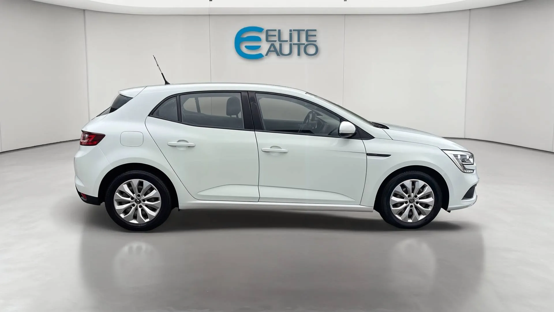 Acheter une renault MEGANE IV SOCIETE BLUE DCI 95 d’occasion avec 73056km disponible immédiatement - photo 2