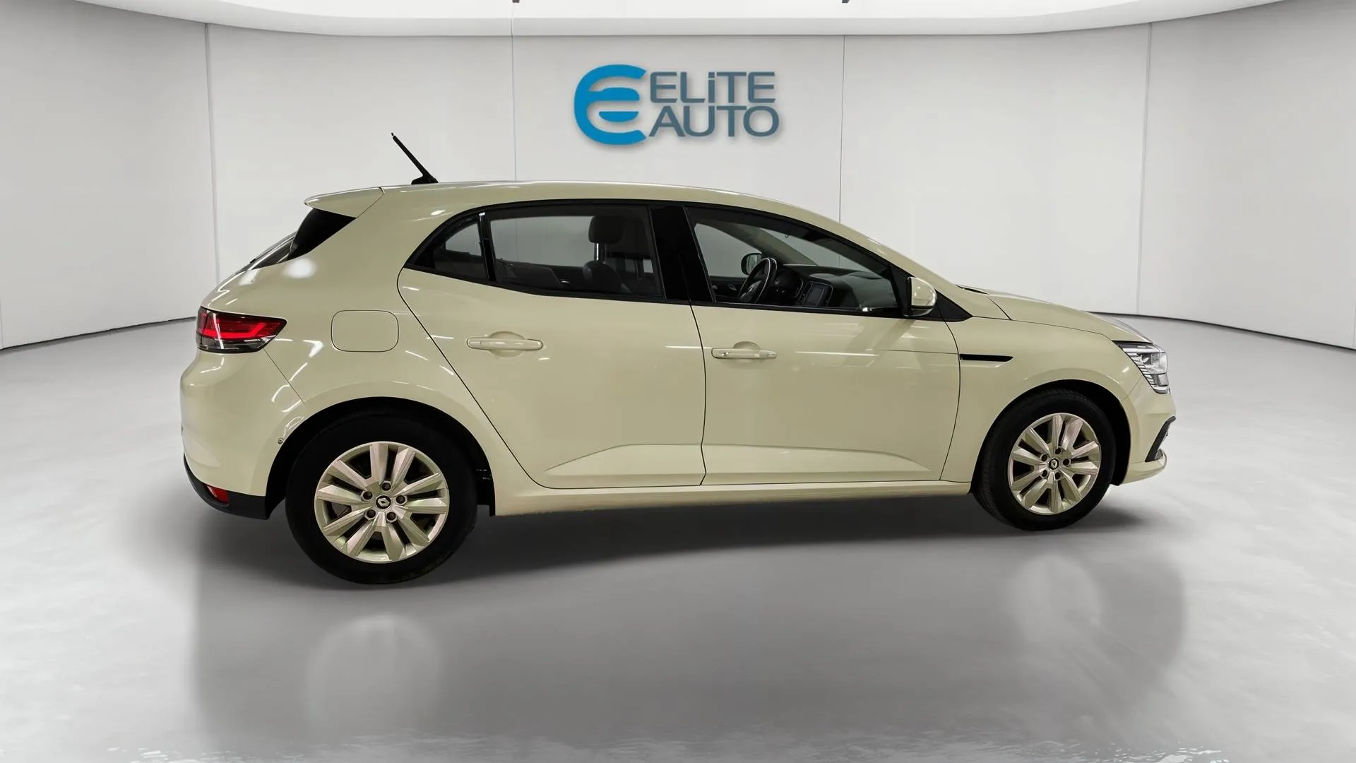 Acheter une renault MEGANE IV SOCIETE BLUE DCI 115 d’occasion avec 85691km disponible immédiatement - photo 2
