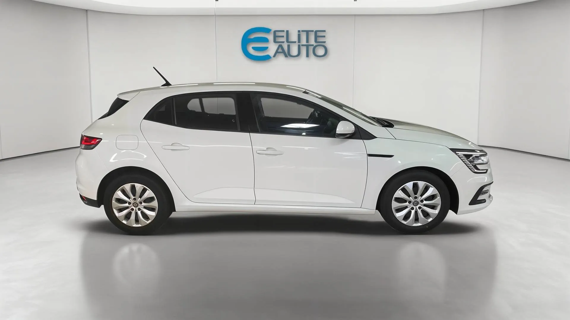 Acheter une renault MEGANE IV SOCIETE BLUE DCI 115 - 21B d’occasion avec 94362km disponible immédiatement - photo 2