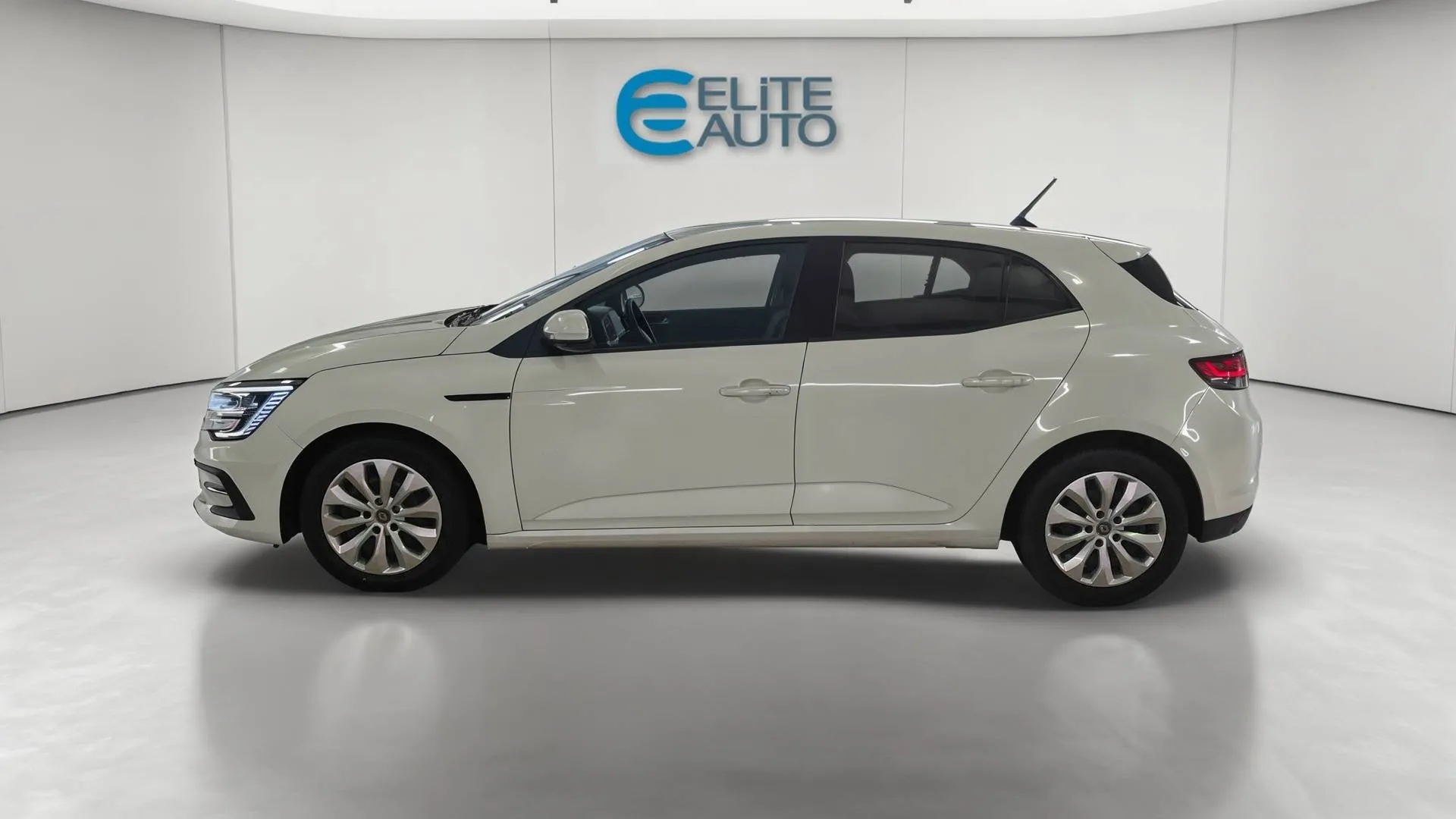 Acheter une renault MEGANE IV SOCIETE BLUE DCI 115 - 21B d’occasion avec 94362km disponible immédiatement - photo 4