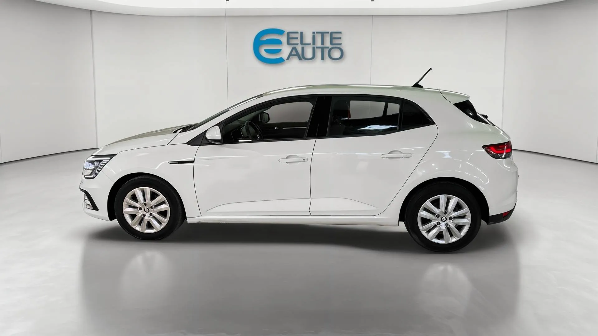 Acheter une renault MEGANE IV SOCIETE BLUE DCI 115 d’occasion avec 85691km disponible immédiatement - photo 4
