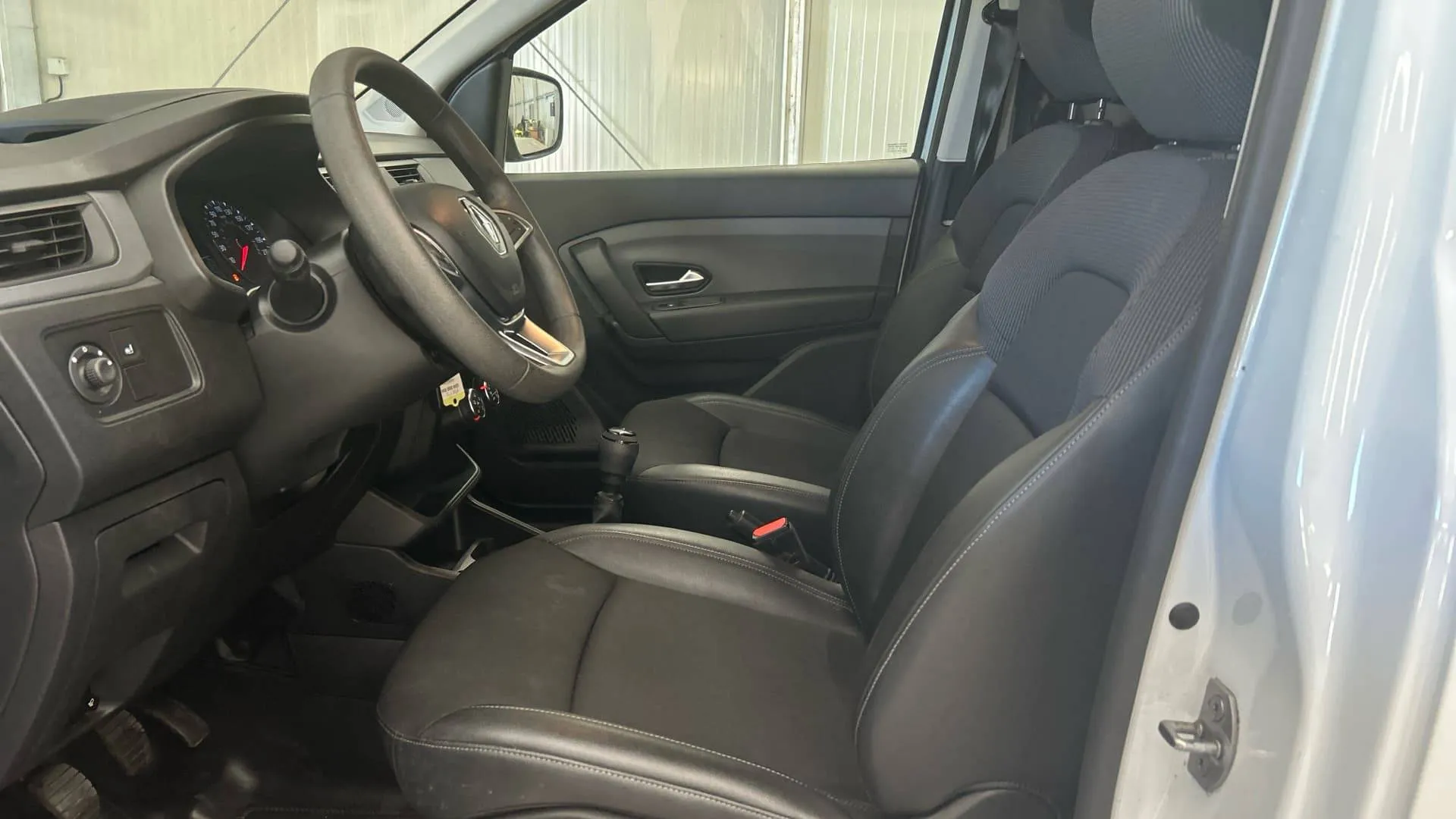 Acheter une renault EXPRESS VAN BLUE DCI 95 - 22 d’occasion avec 83065km disponible immédiatement - photo 10