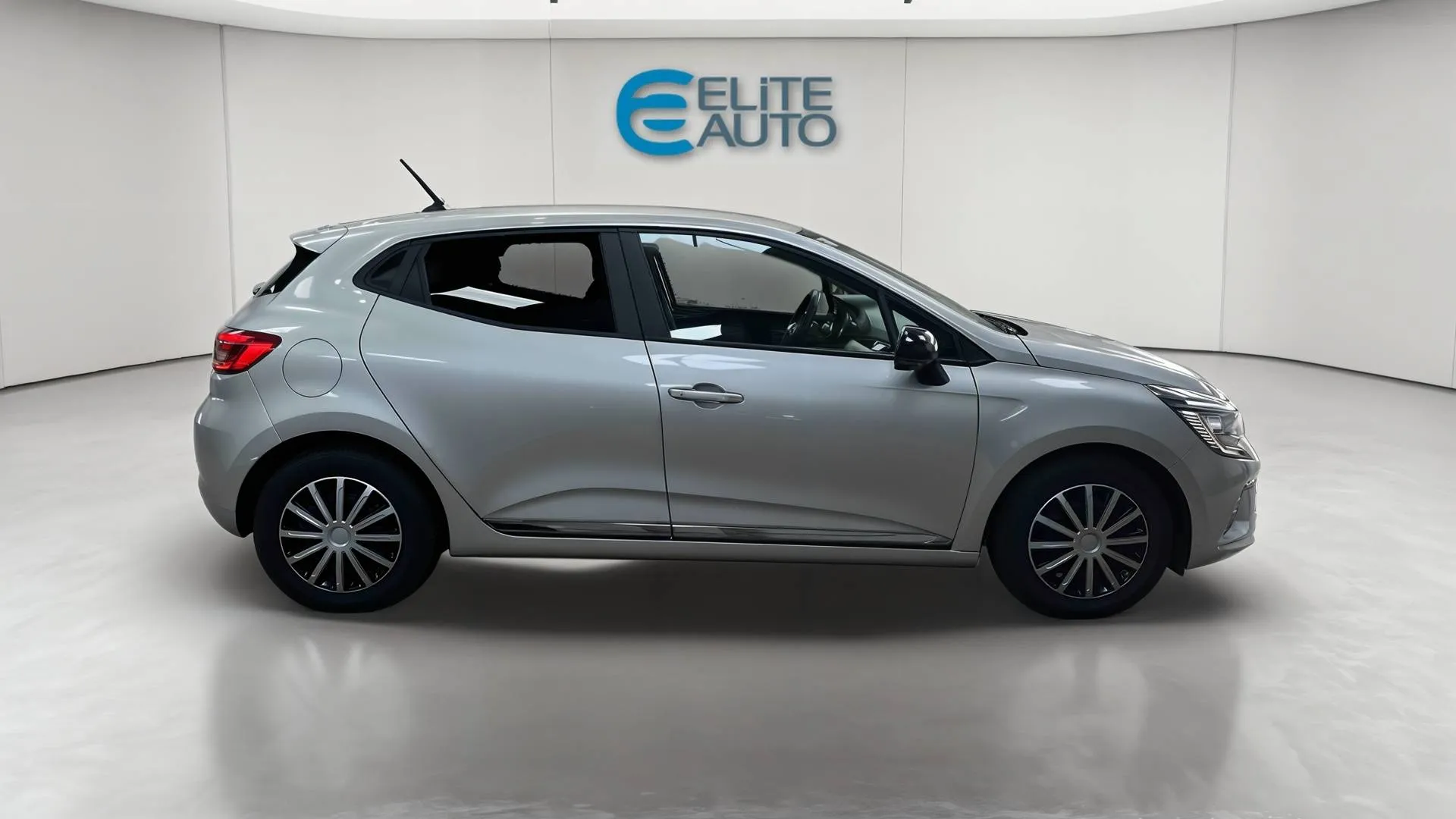Acheter une renault Clio E-Tech full hybrid 145 d’occasion avec 32586km disponible immédiatement - photo 2