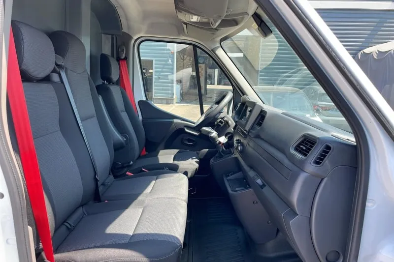 Utilitaire renault TRAC F3500 L2H2 BLUE DCI 145 CONFORT 4 portes neuf moins cher par mandataire - photo 11